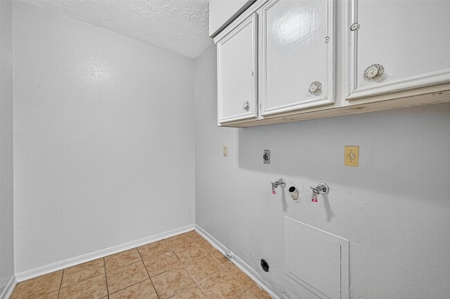 Building Photo - 3303 Palm Desert Ln