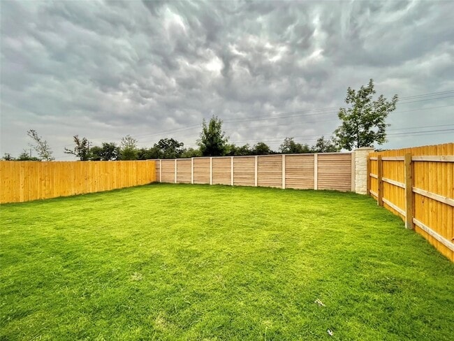 Building Photo - 2415 Lakey Cv