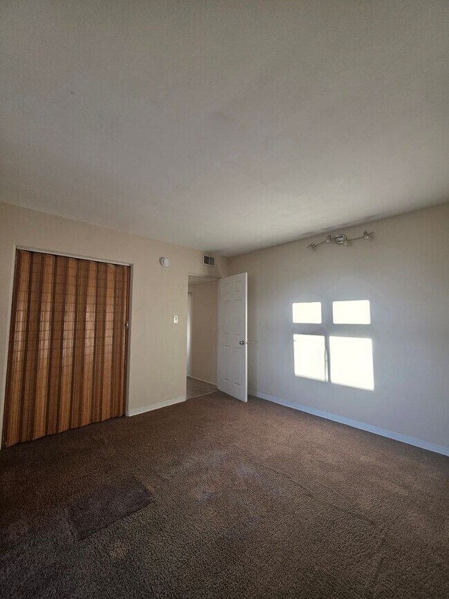 Building Photo - 2 Bedroom 1 Bath Single Family Home !!!!! ...