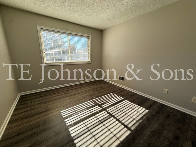 Building Photo - Spacious 4 Bedroom Home with Modern Comfor...