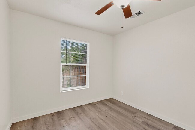 Building Photo - 1846 Henry Cir SW