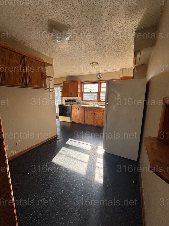 Building Photo - $1,100 - 3 bedroom 1 bathroom - Single Family Home