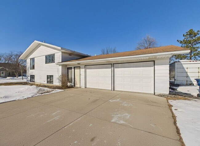 Building Photo - 1004 31st Ave N