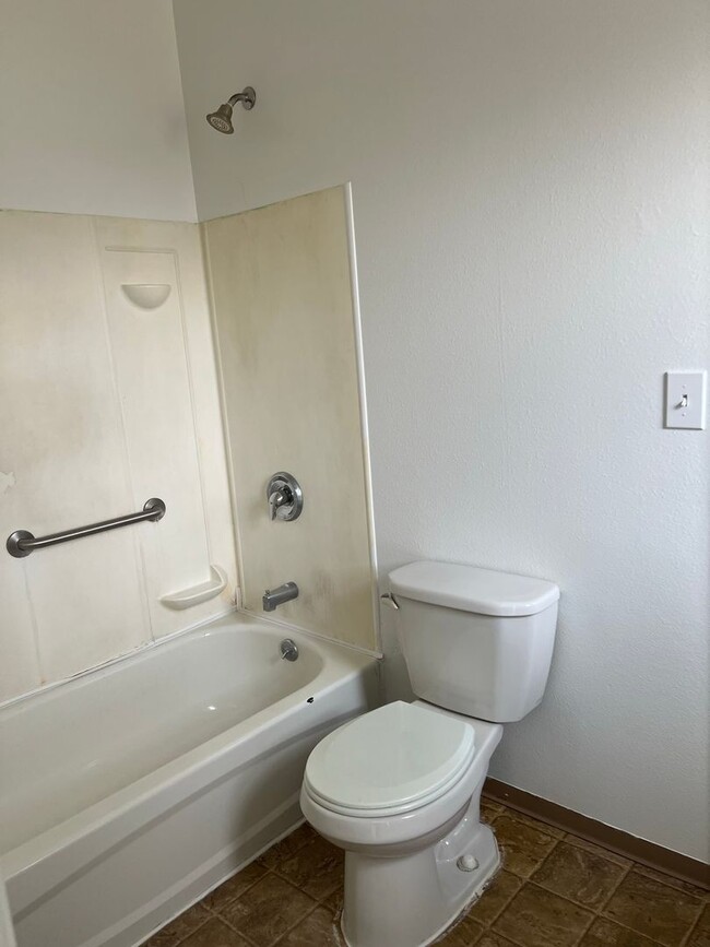 Building Photo - 2 bedrooms with bonus room!