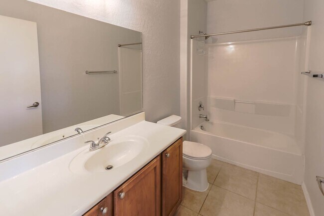 Building Photo - 3 Bed, 2 Bath, 1 Car Aliante Condo