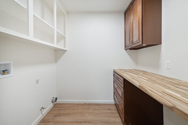 Building Photo - 9719 Springmont Dr