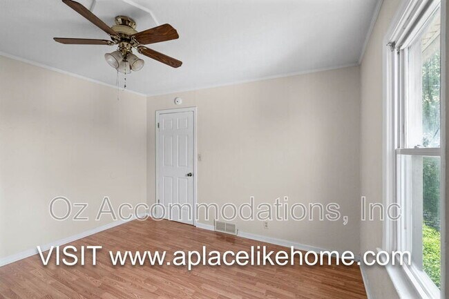 Building Photo - 563 S Ash Ave