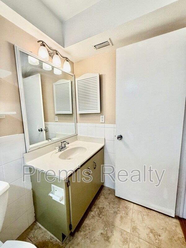 Building Photo - 2381 Timbercrest Cir W