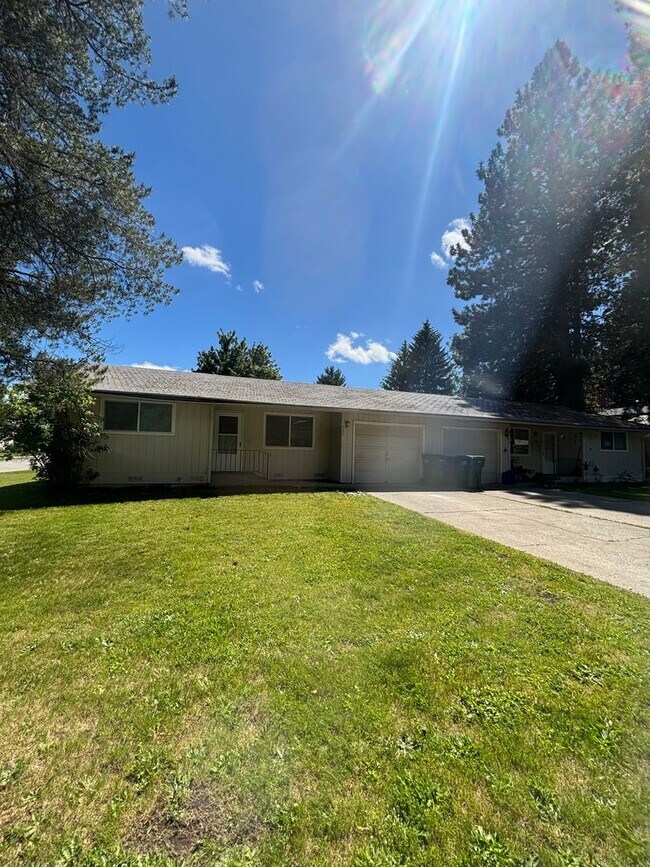 Primary Photo - Syringa Dr Duplex