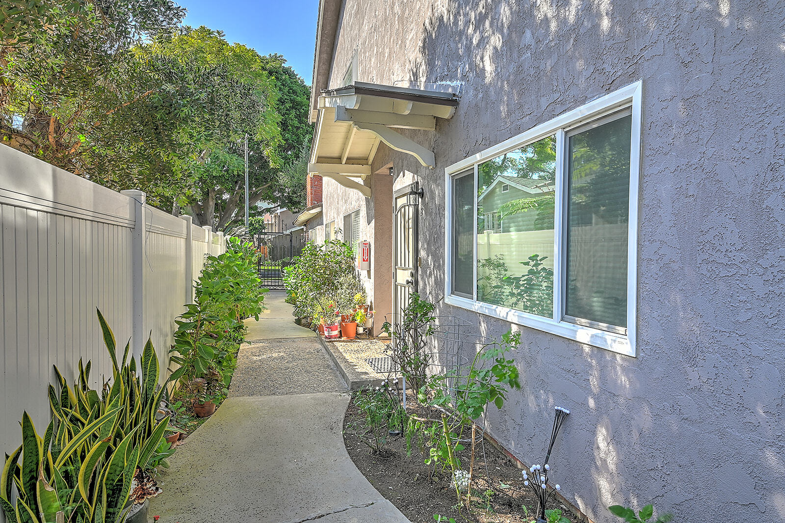 Walkway to unit 2 II - 338 Orizaba Ave