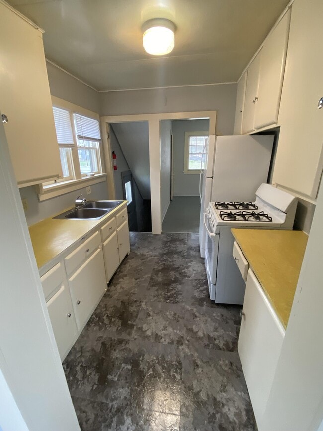 Building Photo - 947 Center Point Rd NE