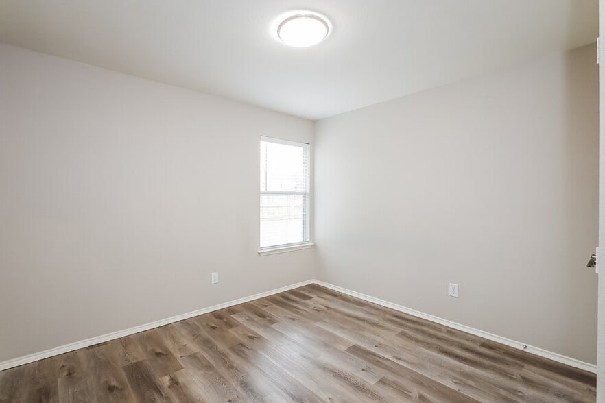 Building Photo - 817 Mackenzi Dr