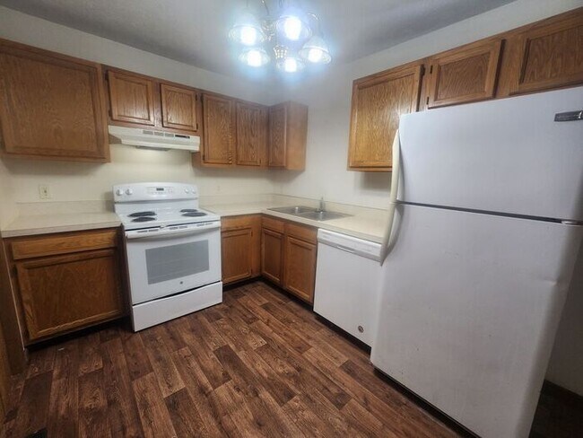 Building Photo - 2 Bedroom Lower Apartment