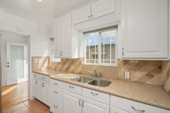 Building Photo - 11248 La Maida St