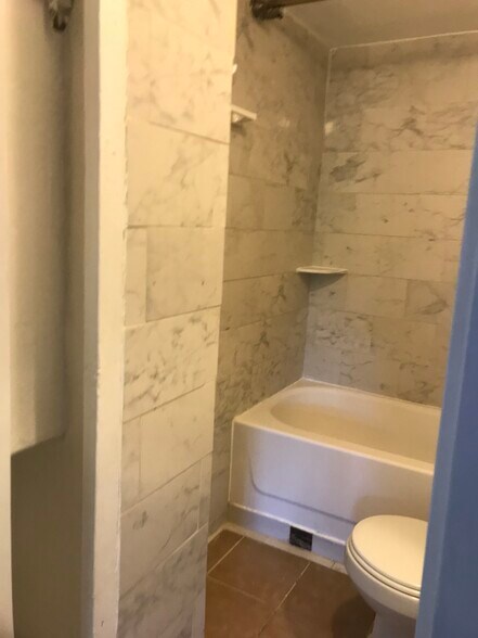 Master Bath - 10201 Grosvenor Pl