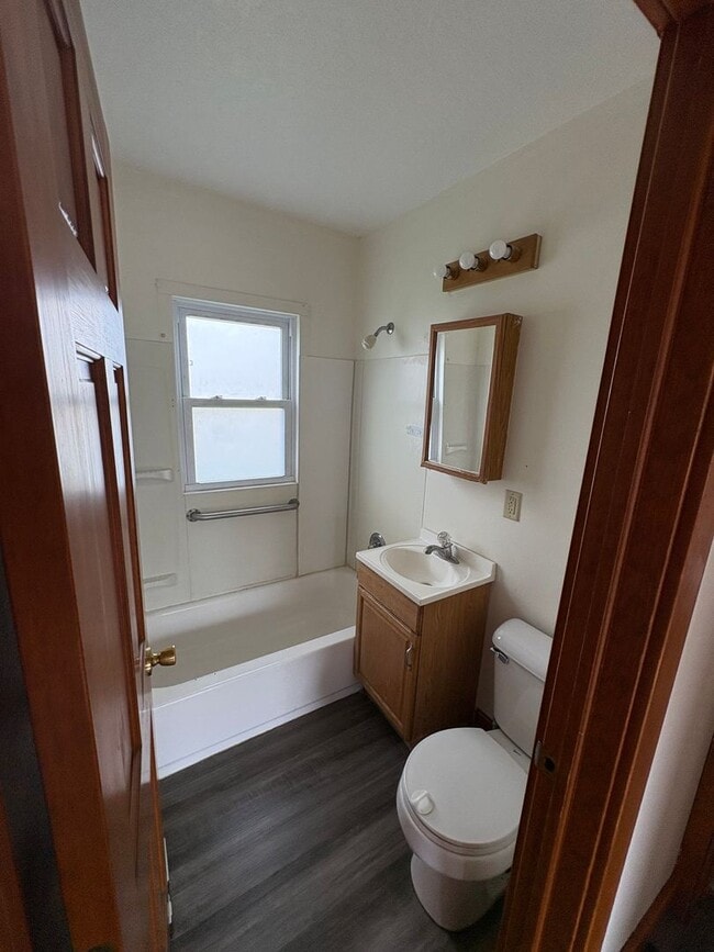 Building Photo - 3 bedroom 1 ba single family home