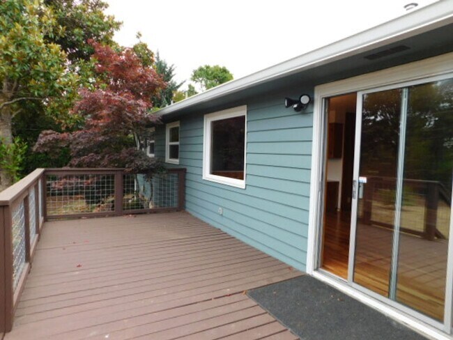 Building Photo - 3Bd/1.5Ba Single Story House - Available S...