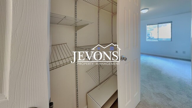 Building Photo - $990 rent credit if you move in by 11/30/2...