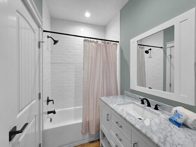 Building Photo - 1032 Sunset Cir