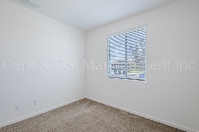 Building Photo - 4 Bedroom/3 Bath Home with Solar in Commun...