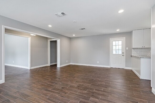 Building Photo - 1719 Longhorn Dr