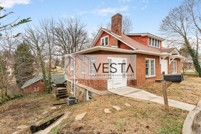 Building Photo - 68 Maple St