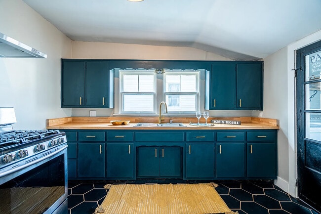 Building Photo - 844 River Ave