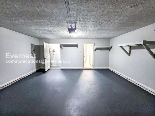 Building Photo - 511 White Oak Dr