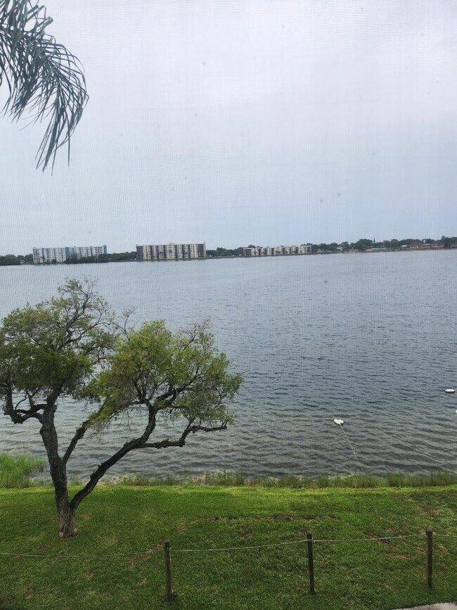 Building Photo - 114 Lake Emerald Dr