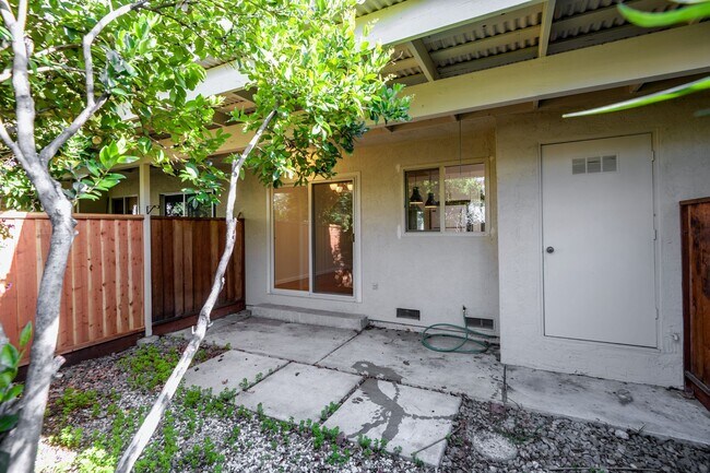 Building Photo - 2bed/2.5bath Townhouse with Updated Kitchen!