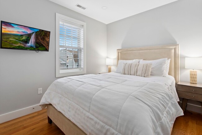 Building Photo - WINTER RENTAL: Portside Glimpse