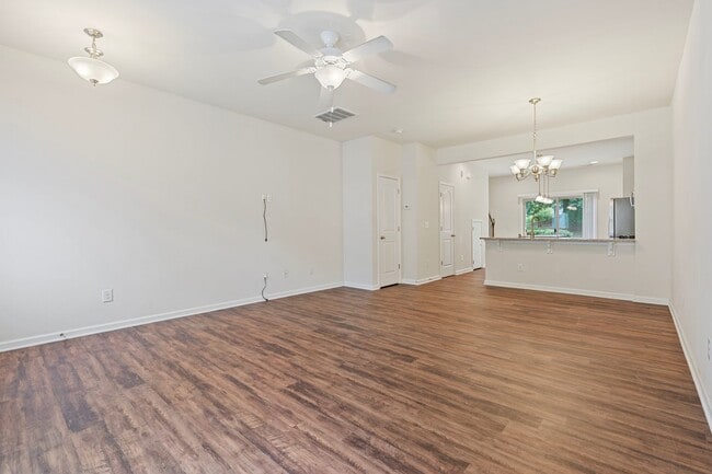 Building Photo - 2 Bedroom, 2.5 Bath townhome in Thompson Ridge with new LVP flooring downstairs.