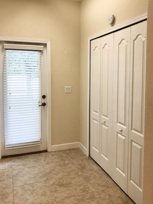 Building Photo - Beautiful 3/2 Spacious Home with a Covered...