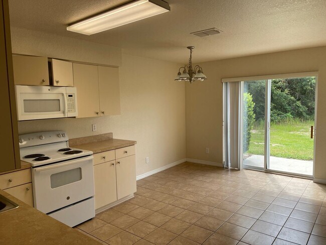 Building Photo - 2 Bedroom/2 1/2 Bathroom End Unit Apartment