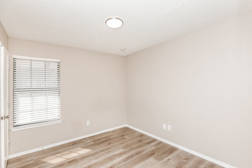 Building Photo - 125 Camelot Dr