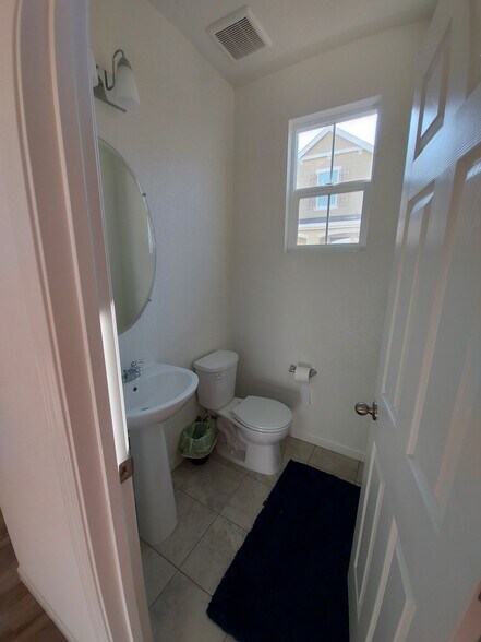 Powder room - 7862 Paseo de Daly