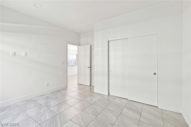 Building Photo - 4060 E Welter Ave