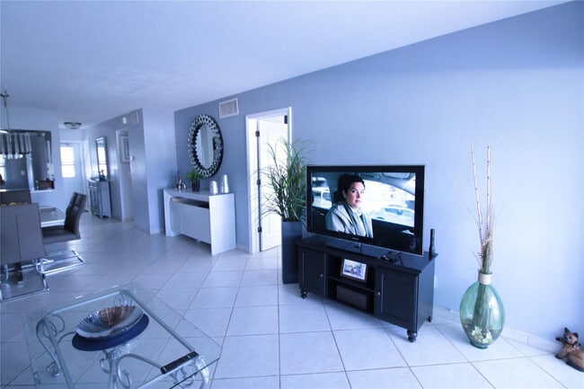 Building Photo - 470 Paradise Isle Blvd