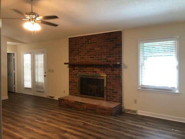 Building Photo - Fully Renovated 3BR w/ Appliances, Firepla...