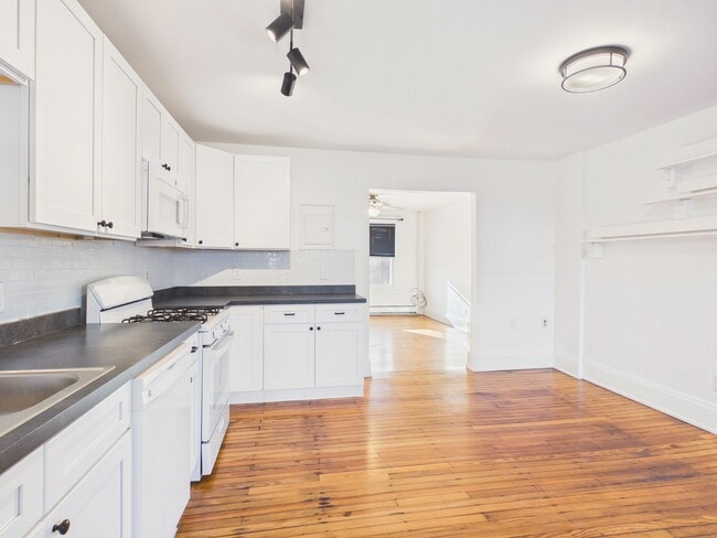 Building Photo - Adorable Single Family on Penn St