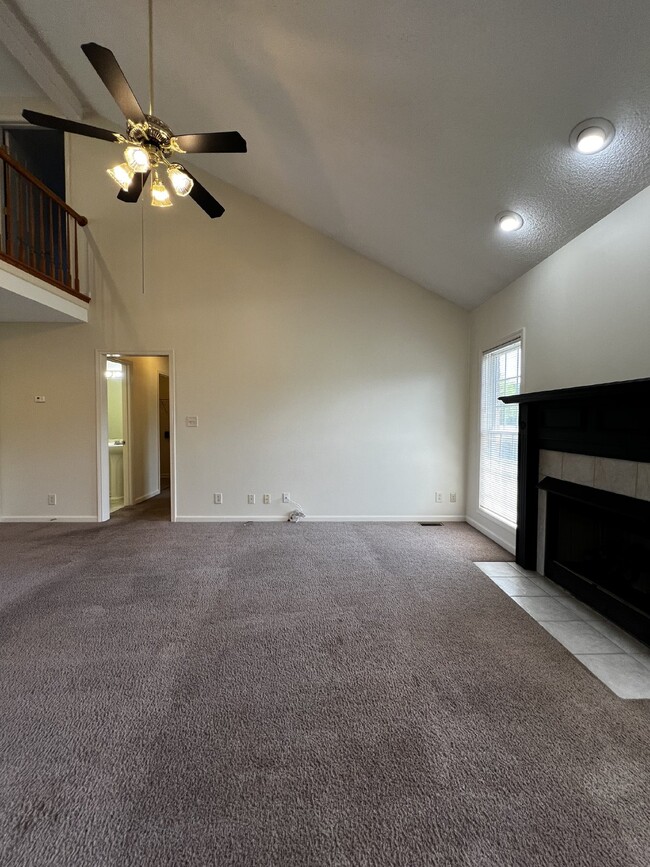 Building Photo - Charming 3 Bed, 2.5 Bath Home in Clarksvil...