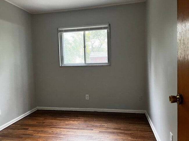 Building Photo - 3 BR 1.5 BA split-level with attached 1 car garage