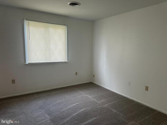 Building Photo - 621 Fernhill Rd