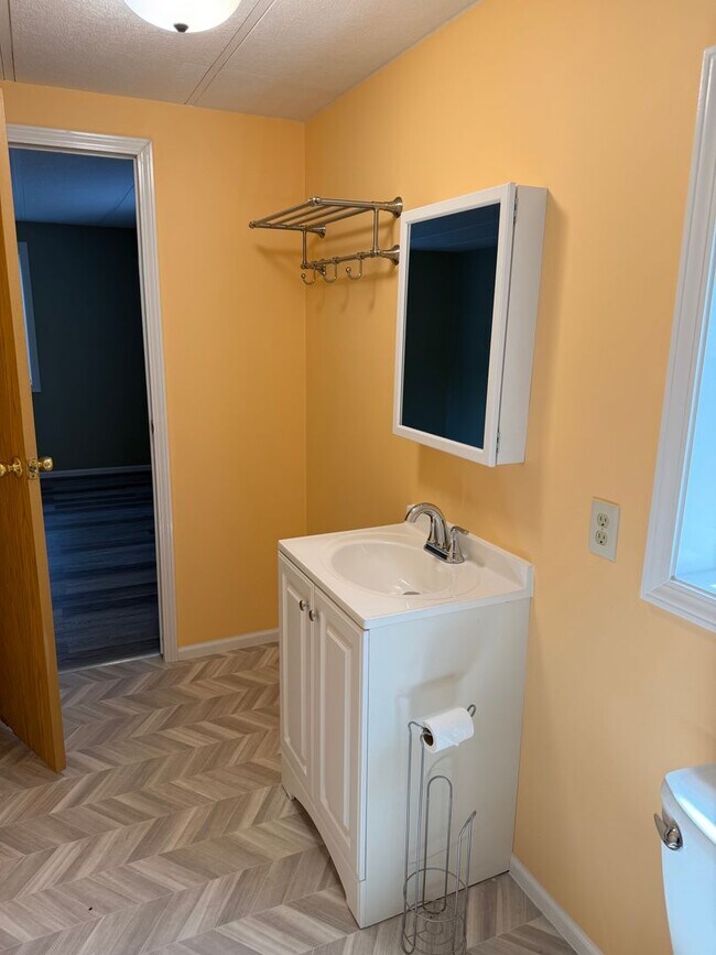 Building Photo - 3-bedroom 2 bath house in Springfield!