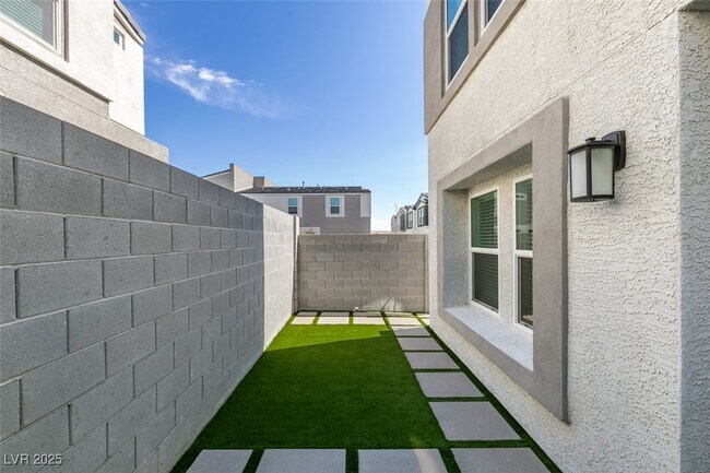 Building Photo - 6229 Mangler St