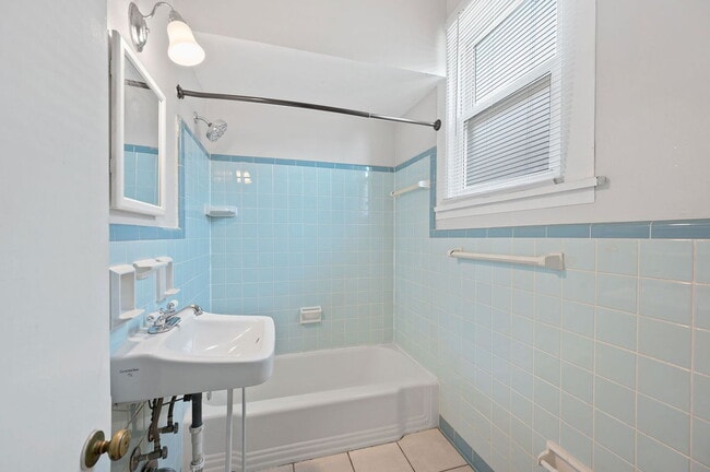 Building Photo - 2549 University Ct