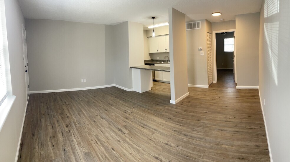 1 bdr Bottom Floor Livingroom - Oak Terrace