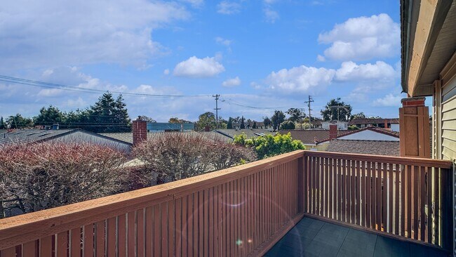 Building Photo - Coastal Comfort & Entertainer’s Retreat in Marina Faire