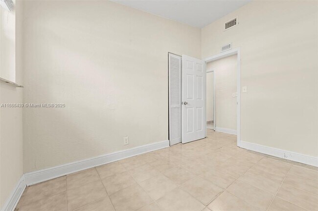 Building Photo - 1524 NW 18th Ct