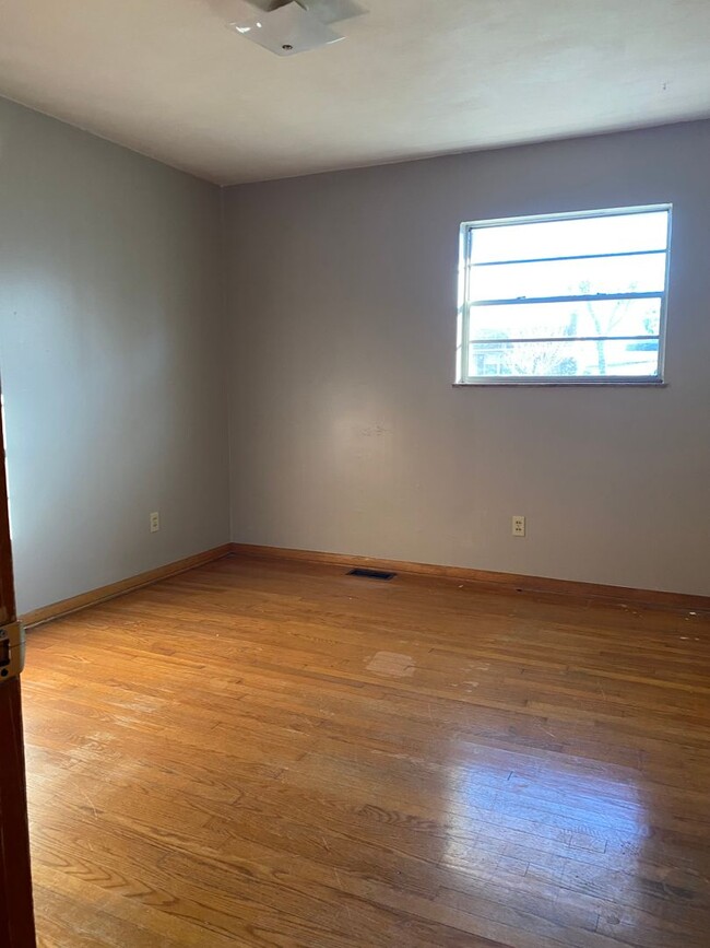 Building Photo - Newly updated No Pet 3 bedroom 2 bath bric...